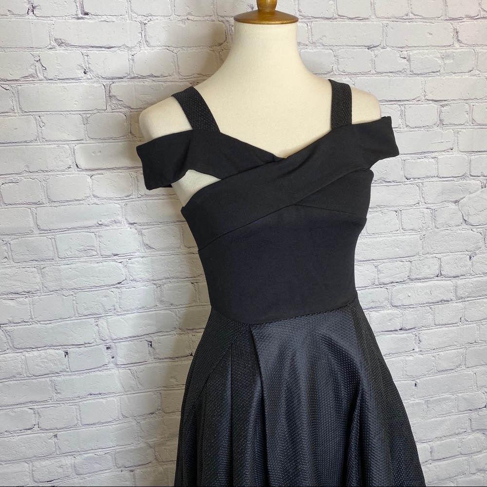 Elliatt Verve Cold Shoulder Dress NWOT - Picture 5 of 8